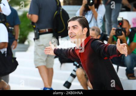 Gastgeber des Festivals Michele Riondino besucht eine Fotoausstellung im Vorfeld des Venedig Filmfestivals 75. im Palazzo del Casino am 28. August 2018 in Venedig, Italien. (Foto von Matteo Chinellato/NurPhoto) Stockfoto