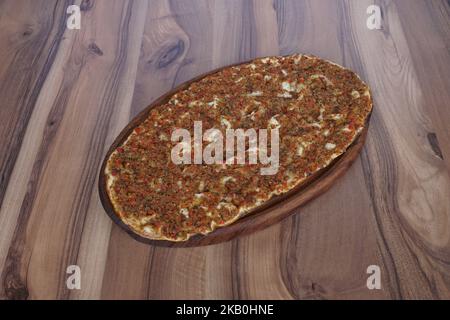 Lahmacun, traditionelle türkische Pide Stockfoto