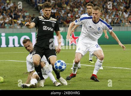 Mykyta Burda von Dynamo (R) wetteiferte um den Ball mit Klaas Jan Huntelaar (L) von Ajax, während des UEFA Champions League-Play-off, Fußballspiel der zweiten Etappe zwischen Ajax Amsterdam und dem FC Dynamo Kiew, im NSC Olimpiyskiy Stadion in Kiew, Ukraine, 28. August 2018. (Foto von STR/NurPhoto) Stockfoto