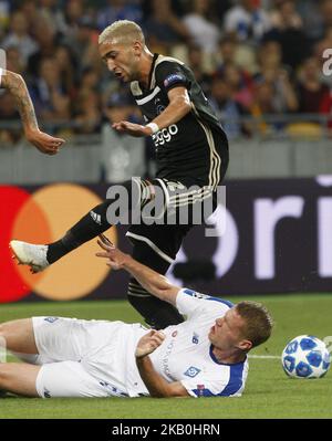 Mykyta Burda von Dynamo (unten) wetteiferte um den Ball mit Hakim Ziyech (oben) von Ajax, während des UEFA Champions League-Spiels, des Fußballspiels der zweiten Etappe zwischen Ajax Amsterdam und dem FC Dynamo Kiew, im NSC Olimpiyskiy-Stadion in Kiew, Ukraine, 28. August 2018. (Foto von STR/NurPhoto) Stockfoto