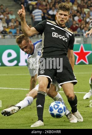 Tomasz Kedziora von Dynamo (L) wetteiferte um den Ball mit Klaas Jan Huntelaar von Ajax (R), während des UEFA Champions League-Play-off, Fußballspiel der zweiten Etappe zwischen Ajax Amsterdam und dem FC Dynamo Kiew, im NSC Olimpiyskiy-Stadion in Kiew, Ukraine, 28. August 2018. (Foto von STR/NurPhoto) Stockfoto