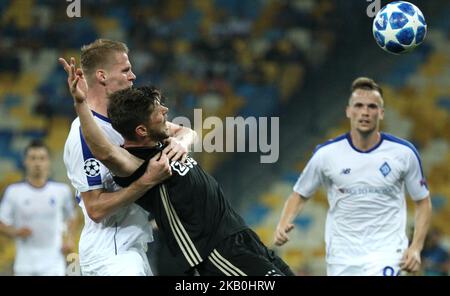 Ajax's Klaas Jan Huntelaar, rechts, und Dynamo Kiews Mykitta Burda, links, im Kampf um den Ball während der Rückspielrunde der Champions League zwischen Dynamo Kiew und Ajax Amsterdam im Olympiastadion in Kiew. Ukraine, Dienstag, 28. August 2018 (Foto von Danil Shamkin/NurPhoto) Stockfoto