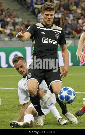 Tomasz Kedziora von Dynamo (L) wetteiferte um den Ball mit Klaas Jan Huntelaar von Ajax (R), während des UEFA Champions League-Play-off, Fußballspiel der zweiten Etappe zwischen Ajax Amsterdam und dem FC Dynamo Kiew, im NSC Olimpiyskiy-Stadion in Kiew, Ukraine, 28. August 2018. (Foto von STR/NurPhoto) Stockfoto