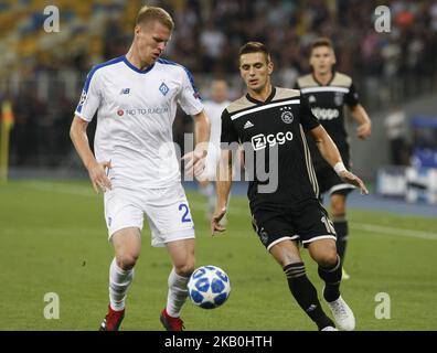 Mykyta Burda von Dynamo (L) wetteiferte um den Ball mit Dusan Tadic von Ajax (R), während des UEFA Champions League-Play-off, Fußballspiel der zweiten Etappe zwischen Ajax Amsterdam und dem FC Dynamo Kiew, auf dem NSC Olimpiyskiy Stadion in Kiew, Ukraine, 28. August 2018. (Foto von STR/NurPhoto) Stockfoto