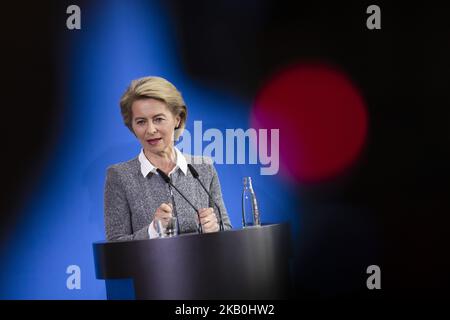 Die deutsche Verteidigungsministerin Ursula von der Leyen gibt eine Erklärung ab, die die Gründung einer Agentur für Innovationen in der Cybersicherheit nach dem heutigen Kabinettsbeschluss des Innenministeriums in Berlin am 29. August 2018 ankündigen wird. (Foto von Emmanuele Contini/NurPhoto) Stockfoto