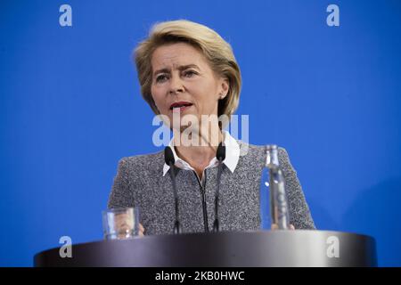 Die deutsche Verteidigungsministerin Ursula von der Leyen gibt eine Erklärung ab, die die Gründung einer Agentur für Innovationen in der Cybersicherheit nach dem heutigen Kabinettsbeschluss des Innenministeriums in Berlin am 29. August 2018 ankündigen wird. (Foto von Emmanuele Contini/NurPhoto) Stockfoto