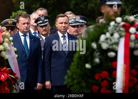 Der polnische Präsident Andrzej Duda und Verteidigungsminister Mariusz Blaszczak bei der feierlichen Zeremonie des Denkmals „Ehre für die polnischen Piloten“ am 28. August 2018 auf dem Militärfriedhof Powazki in Warschau, Polen (Foto: Mateusz Wlodarczyk/NurPhoto) Stockfoto