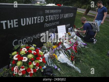 Menschen bringen Blumen, die an Senator John McCain vor dem US-Embasy in Kiew, Ukraine, 28. August 2018 erinnern. Senator John McCain starb am 25. August im Alter von 81 Jahren. (Foto von STR/NurPhoto) Stockfoto