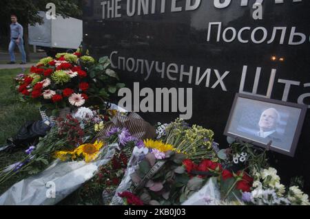 Menschen bringen Blumen, die an Senator John McCain vor dem US-Embasy in Kiew, Ukraine, 28. August 2018 erinnern. Senator John McCain starb am 25. August im Alter von 81 Jahren. (Foto von STR/NurPhoto) Stockfoto