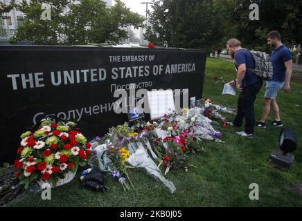 Menschen bringen Blumen, die an Senator John McCain vor dem US-Embasy in Kiew, Ukraine, 28. August 2018 erinnern. Senator John McCain starb am 25. August im Alter von 81 Jahren. (Foto von STR/NurPhoto) Stockfoto