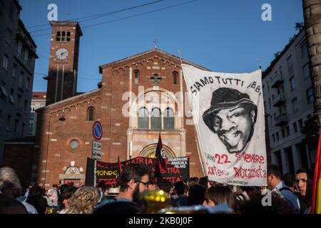 Menschen, die sich am 28. August 2018 auf der Piazza San Babila, Mailand, während der Kundgebung zur Unterstützung von Flüchtlingen und gegen das Treffen zwischen dem italienischen Innenminister Salvini und dem ungarischen Premierminister Orban, manifestierten. (Foto von Alessandro Annunziato/NurPhoto) Stockfoto