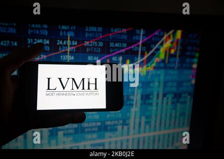 Das Logo des französischen Unternehmens LVMH (Louis Vuitton Moet Hennessy), das im CAC 40 in Paris gelistet ist, ist in der Abbildung am 28. August 2018 zu sehen. Die CAC 40 repräsentiert die 40 größten französischen Unternehmen an der Börse. (Foto von Alexander Pohl/NurPhoto) Stockfoto