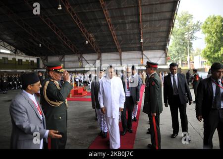 Der Präsident von Sri Lanka, Maithripala Sirisena, beobachtet am Mittwoch, dem 29. August 2018, eine Ehrenwache auf dem internationalen Flughafen Tribhuwan in Kathmandu, Nepal. Die Staats- und Regierungschefs der Bay of Bengal Initiative for Multi-Sectoral Technical and Economic Cooperation (BIMSTEC) treffen am 30. Und 31. August 2018 zum BIMSTEC-Gipfel in Nepal ein. (Foto von Narayan Maharjan/NurPhoto) Stockfoto