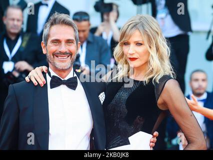 Natasha Stefanenko und Luca Sabbioni laufen auf dem roten Teppich vor der Vorführung von „Roma“ während des Filmfestivals von Venedig 75. am 30. August 2018 in Venedig, Italien. (Foto von Matteo Chinellato/NurPhoto) Stockfoto