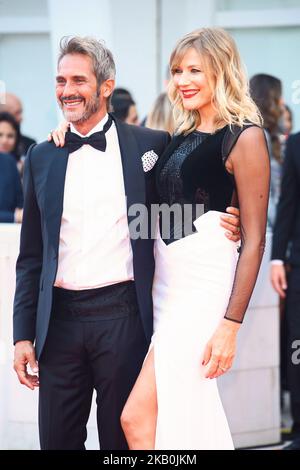 Natasha Stefanenko und Luca Sabbioni laufen auf dem roten Teppich vor der Vorführung von „Roma“ während des Filmfestivals von Venedig 75. am 30. August 2018 in Venedig, Italien. (Foto von Matteo Chinellato/NurPhoto) Stockfoto