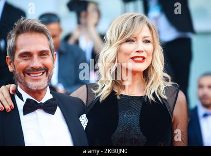 Natasha Stefanenko und Luca Sabbioni laufen auf dem roten Teppich vor der Vorführung von „Roma“ während des Filmfestivals von Venedig 75. am 30. August 2018 in Venedig, Italien. (Foto von Matteo Chinellato/NurPhoto) Stockfoto