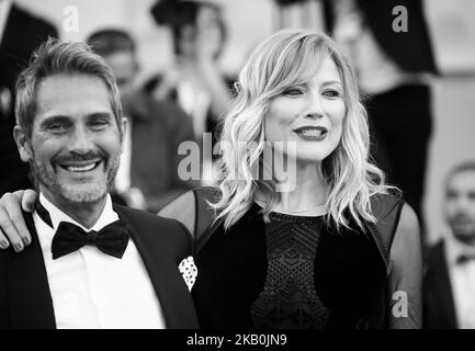 (HINWEIS DER REDAKTION: Das Bild wurde in Schwarzweiß konvertiert.) Natasha Stefanenko und Luca Sabbioni laufen auf dem roten Teppich vor der Vorführung von „Roma“ während des Filmfestivals von Venedig 75. am 30. August 2018 in Venedig, Italien. (Foto von Matteo Chinellato/NurPhoto) Stockfoto