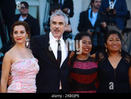 Marina de Tavira, Yalitza Aparicio und Nancy Garca Garca, Alfonso Cuarn gehen am 30. August 2018 auf dem roten Teppich vor der Vorführung von „Roma“ während des Filmfestivals von Venedig 75. in Venedig, Italien. (Foto von Matteo Chinellato/NurPhoto) Stockfoto