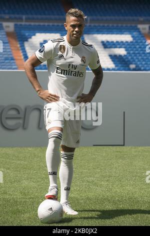 Mariano Diaz Mejia reagiert auf dem Spielfeld, nachdem er am 31. August 2018 in Madrid, Spanien, als Real Madrid-Spieler im Santiago Bernabeu-Stadion angekündigt wurde. (Foto von Oscar Gonzalez/NurPhoto) Stockfoto