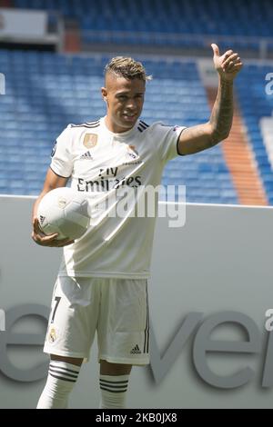 Mariano Diaz Mejia reagiert auf dem Spielfeld, nachdem er am 31. August 2018 in Madrid, Spanien, als Real Madrid-Spieler im Santiago Bernabeu-Stadion angekündigt wurde. (Foto von Oscar Gonzalez/NurPhoto) Stockfoto