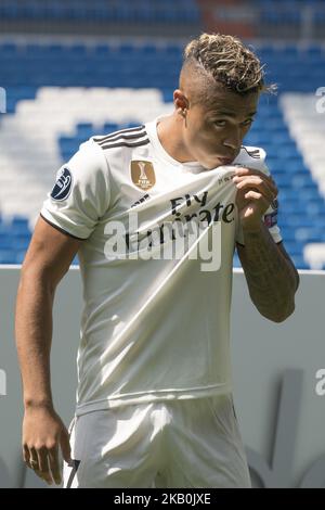 Mariano Diaz Mejia reagiert auf dem Spielfeld, nachdem er am 31. August 2018 in Madrid, Spanien, als Real Madrid-Spieler im Santiago Bernabeu-Stadion angekündigt wurde. (Foto von Oscar Gonzalez/NurPhoto) Stockfoto