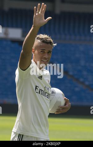 Mariano Diaz Mejia reagiert auf dem Spielfeld, nachdem er am 31. August 2018 in Madrid, Spanien, als Real Madrid-Spieler im Santiago Bernabeu-Stadion angekündigt wurde. (Foto von Oscar Gonzalez/NurPhoto) Stockfoto