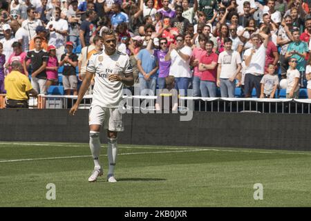 Mariano Diaz Mejia reagiert auf dem Spielfeld, nachdem er am 31. August 2018 in Madrid, Spanien, als Real Madrid-Spieler im Santiago Bernabeu-Stadion angekündigt wurde. (Foto von Oscar Gonzalez/NurPhoto) Stockfoto