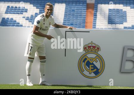 Mariano Diaz Mejia reagiert auf dem Spielfeld, nachdem er am 31. August 2018 in Madrid, Spanien, als Real Madrid-Spieler im Santiago Bernabeu-Stadion angekündigt wurde. (Foto von Oscar Gonzalez/NurPhoto) Stockfoto