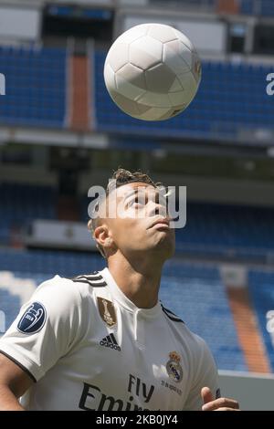 Mariano Diaz Mejia reagiert auf dem Spielfeld, nachdem er am 31. August 2018 in Madrid, Spanien, als Real Madrid-Spieler im Santiago Bernabeu-Stadion angekündigt wurde. (Foto von Oscar Gonzalez/NurPhoto) Stockfoto