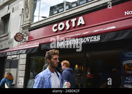 Am 31. August 2018 ist ein Costa Coffee Shop im Zentrum von London abgebildet. Coca-Cola soll die Costa-Kaffeekette vom Besitzer Whitbread in einem Deal im Wert von £3,9bn kaufen. Chief Executive Alison Brittain sagte, Whitbread werde sich nun auf das Premier Inn-Geschäft in Großbritannien und Deutschland konzentrieren. (Foto von Alberto Pezzali/NurPhoto) Stockfoto