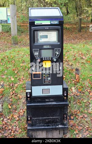 WELLINGTON, SOMERSET, ENGLAND - NOVEMBER 3. 2022: Der Ticketautomat des National Trust steht am Ausgang des Parkplatzes und am Waldweg zu Stockfoto