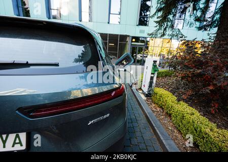 Lviv, Ukraine - 09. Oktober 2022: BMW iX auf Ladestation. Das Auto ist ein batterieelektrischer Luxus-Crossover-SUV mittlerer Größe. Stockfoto