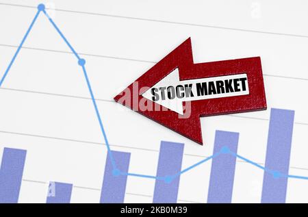 Geschäftskonzept. Auf der Berichtstabelle befindet sich ein Pfeil mit der Aufschrift - BÖRSE Stockfoto