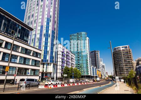 Wohntürme (Halo Tower, One Eighty Stratford, Aspire Point) entlang der Stratford High Street, London, Großbritannien Stockfoto