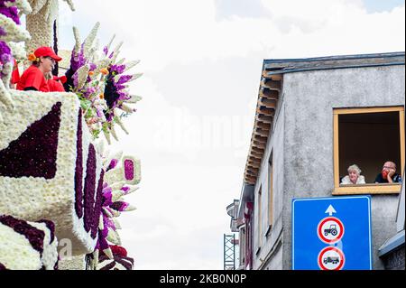 Am ersten Sonntag im September jedes Jahres seit 1936 veranstaltet Zundert, eine kleine Stadt in den Niederlanden, am 2.. September 2018, der Geburtsort von Vincent van Gogh, die größte von Freiwilligen geführte Blumenparade der Welt mit einer Reihe von übertriebenem Wagen aus lokalen Dahlien. Die Straßen der Stadt werden durch die Eintragungen aus konkurrierenden Stadtvierteln elektrisiert, die in Form von übergroßen Füchsen auf Blumenbasis, rothaarigen Damen, Drachen und anderen Kreaturen und Abstraktionen aussehen, wobei jeder 66 Meter lange, 33 Meter hohe Wagen aus einer halben Million Dahlien besteht.(Foto von Romy Arroyo Fernandez Stockfoto