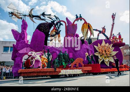 Am ersten Sonntag im September jedes Jahres seit 1936 veranstaltet Zundert, eine kleine Stadt in den Niederlanden, am 2.. September 2018, der Geburtsort von Vincent van Gogh, die größte von Freiwilligen geführte Blumenparade der Welt mit einer Reihe von übertriebenem Wagen aus lokalen Dahlien. Die Straßen der Stadt werden durch die Eintragungen aus konkurrierenden Stadtvierteln elektrisiert, die in Form von übergroßen Füchsen auf Blumenbasis, rothaarigen Damen, Drachen und anderen Kreaturen und Abstraktionen aussehen, wobei jeder 66 Meter lange, 33 Meter hohe Wagen aus einer halben Million Dahlien besteht.(Foto von Romy Arroyo Fernandez Stockfoto