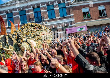 Am ersten Sonntag im September jedes Jahres seit 1936 veranstaltet Zundert, eine kleine Stadt in den Niederlanden am 2.. September 2018, die der Geburtsort von Vincent van Gogh ist, die weltweit größte von Freiwilligen geführte Blumenparade mit einer Reihe von übertriebenem Wagen aus lokalen Dahlien. Die Straßen der Stadt werden durch die Einsendungen aus konkurrierenden Stadtvierteln elektrisiert, die in Form von übergroßen Füchsen auf Blumenbasis, rothaarigen Damen, Drachen und anderen Kreaturen und Abstraktionen aussehen, wobei jeder 66 Meter lange, 33 Meter hohe Wagen aus einer halben Million Dahlien besteht. Dieses Jahr die Nachbarschaft 'Stuk Stockfoto