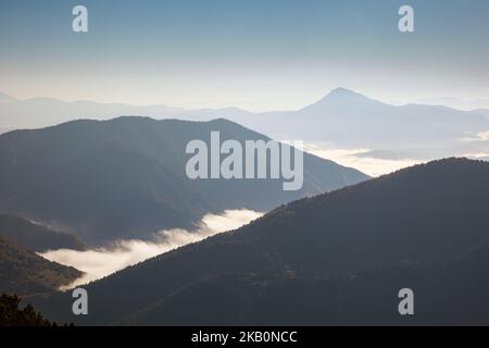 Schöner Weg nach Maly Rozsutec von Biely Potok - in der slowakischen Mala Fatra. Sonniges Herbstpanorama. Stockfoto