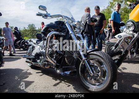 Glemseck 101 ist das größte Café Racer Motorrad Event und eines der größten Cross-Brand Motorrad Open Air Events in Europa. Jedes Jahr fahren Tausende von Besuchern mit ihren modifizierten Custom Bikes und schön gestalteten Café-Racern nach Leonberg bei Stuttgart. Inmitten einer Rock 'n' Roll Festivalatmosphäre leben sie ihre Faszination für Custom- und Vintage-Bikes und folgen den Sprints der schnellsten Maschinen. Am 1. September 2018 in Leonberg, Deutschland. (Foto von Bartek langer/NurPhoto) Stockfoto