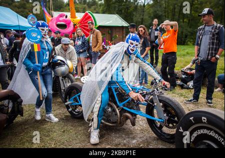 Glemseck 101 ist das größte Café Racer Motorrad Event und eines der größten Cross-Brand Motorrad Open Air Events in Europa. Jedes Jahr fahren Tausende von Besuchern mit ihren modifizierten Custom Bikes und schön gestalteten Café-Racern nach Leonberg bei Stuttgart. Inmitten einer Rock 'n' Roll Festivalatmosphäre leben sie ihre Faszination für Custom- und Vintage-Bikes und folgen den Sprints der schnellsten Maschinen. Am 1. September 2018 in Leonberg, Deutschland. (Foto von Bartek langer/NurPhoto) Stockfoto