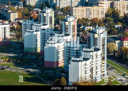 Luftpanorama aus der Höhe eines mehrstöckigen Wohnkomplexes und Stadtentwicklung im Herbsttag Stockfoto