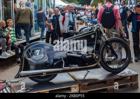 Glemseck 101 ist das größte Café Racer Motorrad Event und eines der größten Cross-Brand Motorrad Open Air Events in Europa. Jedes Jahr fahren Tausende von Besuchern mit ihren modifizierten Custom Bikes und schön gestalteten Café-Racern nach Leonberg bei Stuttgart. Inmitten einer Rock 'n' Roll Festivalatmosphäre leben sie ihre Faszination für Custom- und Vintage-Bikes und folgen den Sprints der schnellsten Maschinen. Am 1. September 2018 in Leonberg, Deutschland. (Foto von Bartek langer/NurPhoto) Stockfoto