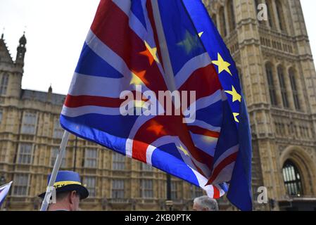 Demonstratoren versammeln sich vor dem Parlament, um gegen den Brexit zu protestieren, schwenken EU- und Unionsflaggen und ein Plakat mit der Aufschrift „Brexit is IT Worth IT?“, London, am 4. September 2018. (Foto von Alberto Pezzali/NurPhoto) Stockfoto