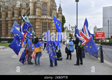 Demonstratoren versammeln sich vor dem Parlament, um gegen den Brexit zu protestieren, schwenken EU- und Unionsflaggen und ein Plakat mit der Aufschrift „Brexit is IT Worth IT?“, London, am 4. September 2018. (Foto von Alberto Pezzali/NurPhoto) Stockfoto