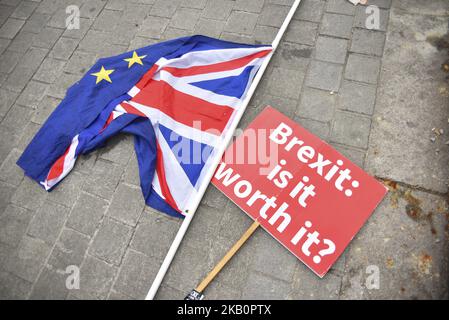 Demonstratoren versammeln sich vor dem Parlament, um gegen den Brexit zu protestieren, schwenken EU- und Unionsflaggen und ein Plakat mit der Aufschrift „Brexit is IT Worth IT?“, London, am 4. September 2018. (Foto von Alberto Pezzali/NurPhoto) Stockfoto