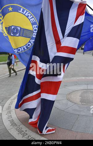 Demonstratoren versammeln sich vor dem Parlament, um gegen den Brexit zu protestieren, schwenken EU- und Unionsflaggen und ein Plakat mit der Aufschrift „Brexit is IT Worth IT?“, London, am 4. September 2018. (Foto von Alberto Pezzali/NurPhoto) Stockfoto