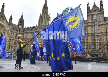 Demonstratoren versammeln sich vor dem Parlament, um gegen den Brexit zu protestieren, schwenken EU- und Unionsflaggen und ein Plakat mit der Aufschrift „Brexit is IT Worth IT?“, London, am 4. September 2018. (Foto von Alberto Pezzali/NurPhoto) Stockfoto