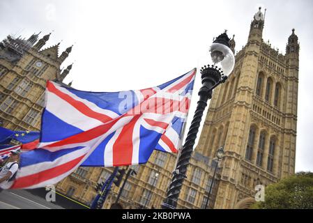 Demonstratoren versammeln sich vor dem Parlament, um gegen den Brexit zu protestieren, schwenken EU- und Unionsflaggen und ein Plakat mit der Aufschrift „Brexit is IT Worth IT?“, London, am 4. September 2018. (Foto von Alberto Pezzali/NurPhoto) Stockfoto