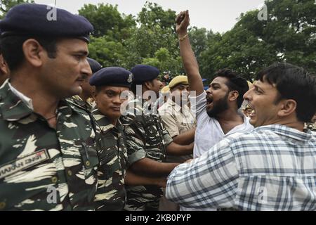 Anhänger des indischen Nationalkongresses protestieren am 4.. September 2018 vor dem Büro des Erdöl- und Erdgasministeriums in Neu-Delhi, Indien, gegen die Preiserhöhungen bei Treibstoffpreisen in Indien. (Foto von Indraneel Chowdhury/NurPhoto) Stockfoto