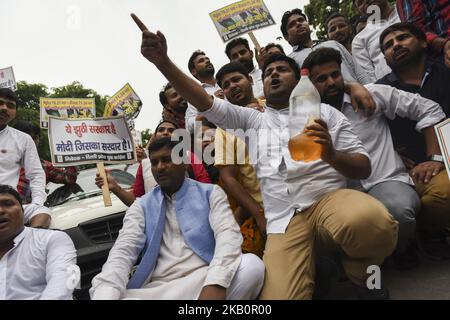 Anhänger des indischen Nationalkongresses protestieren am 4.. September 2018 vor dem Büro des Erdöl- und Erdgasministeriums in Neu-Delhi, Indien, gegen die Preiserhöhungen bei Treibstoffpreisen in Indien. (Foto von Indraneel Chowdhury/NurPhoto) Stockfoto